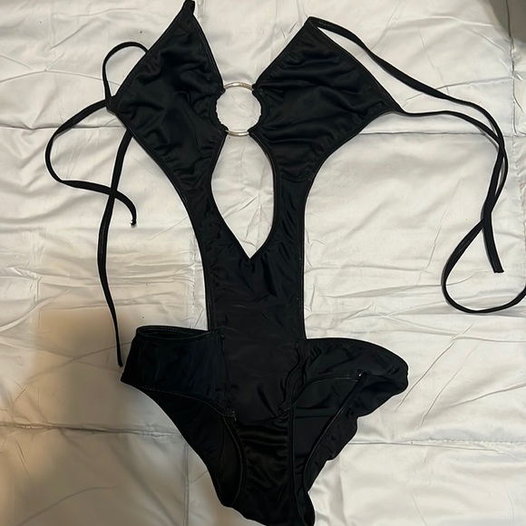 Black Deep Criss Cross Strap One Piece Swimsuit - Picture 1 of 2